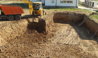 Рытье котлованов под фундамент в Егорьевске – цена от 2615 руб. за м3 | ИП Садыков В. Р.